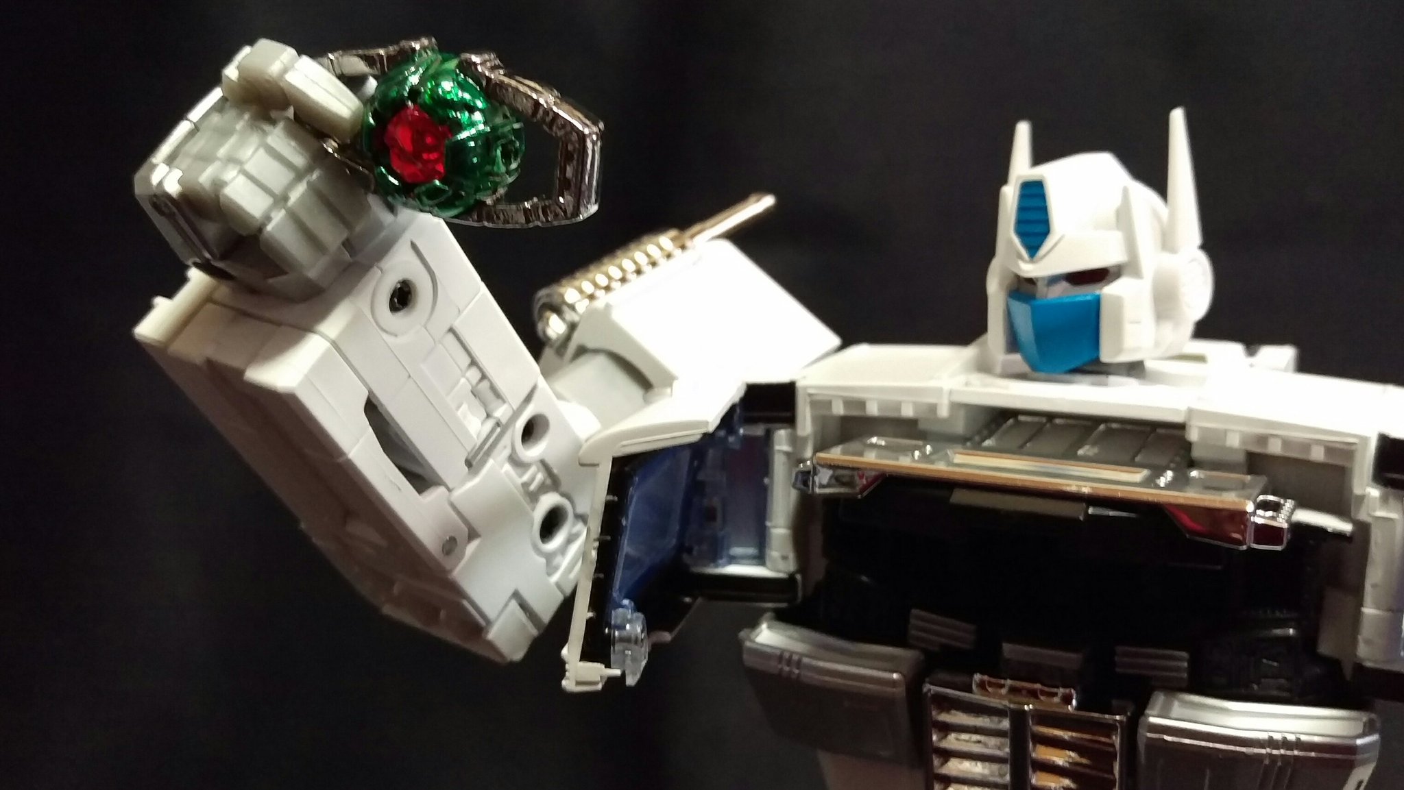 Amazon.com: MP-711 Cybertron General Commander Convoy